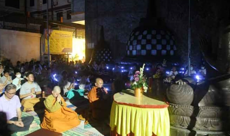 Sambut Trisuci Waisak Ratusan Umat Buddha Meditasi Di Bawah Pohon Bodhi