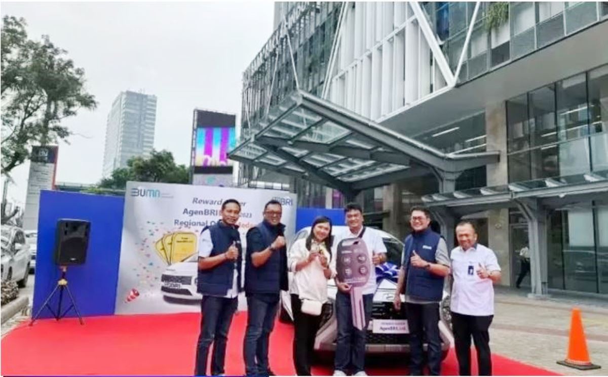 BRI Serahkan Mobil dan Logam Mulia kepada Pemenang Program Super AgenBRILink