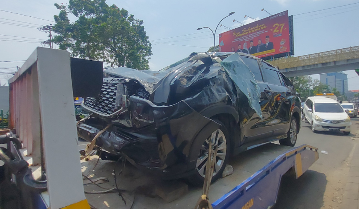 Viral, Innova Zenix Terbang Lompati Median Jalan Jenderal Sudirman Palembang, 3 Mobil Ringesek Kena Hantam