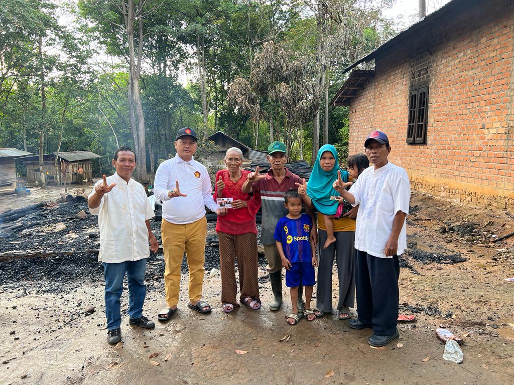 Ade Irama, SH, MH Beri Bantuan Korban Kebakaran di Anak Petai Prabumulih