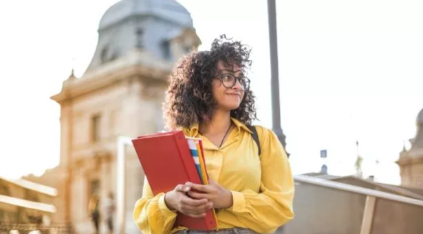 Mau Beasiswa Keluar Negeri Tanfa Syarat IELTS atau TOEFL, Cek di Sini Infonya