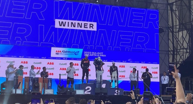 Gunther Jadi yang Tercepat di Formula E Jakarta 2023, Heru Budi Serahkan Piala Tanpa Selbrasi Sampanye
