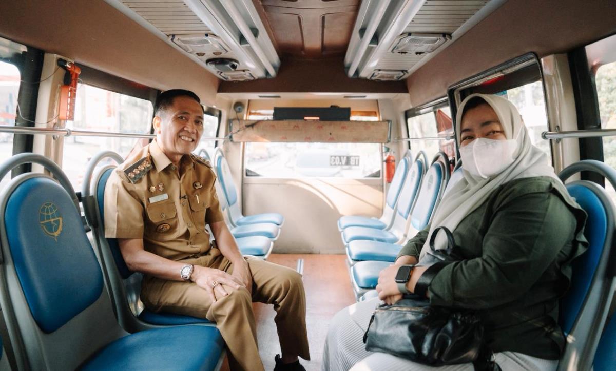 Tepati Janji, Walikota Palembang Ratu Dewa Naik Teman Bus Menuju Lokasi Giat Pertama