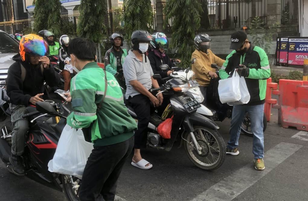 Mitra Pengemudi Grab Bagikan Ribuan Masker Ke Warga Palembang