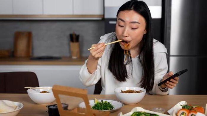 5 Kebiasaan yang Perlu Dihindari Setelah Makan, Bahaya Jika Dilakukan! Simak Apa Saja