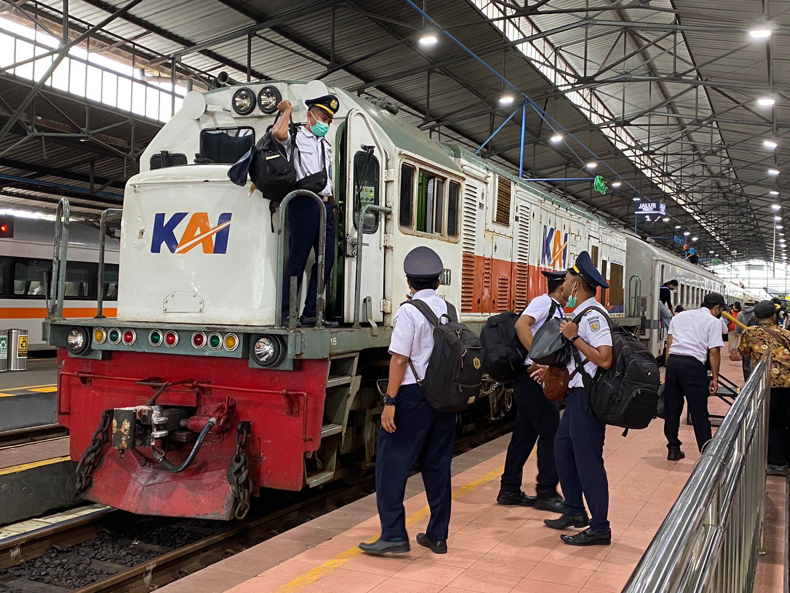 KAI Divre III Imbau Penumpang Datang ke Stasiun Lebih Awal, Jembatan Ogan Kertapati Diperbaiki 