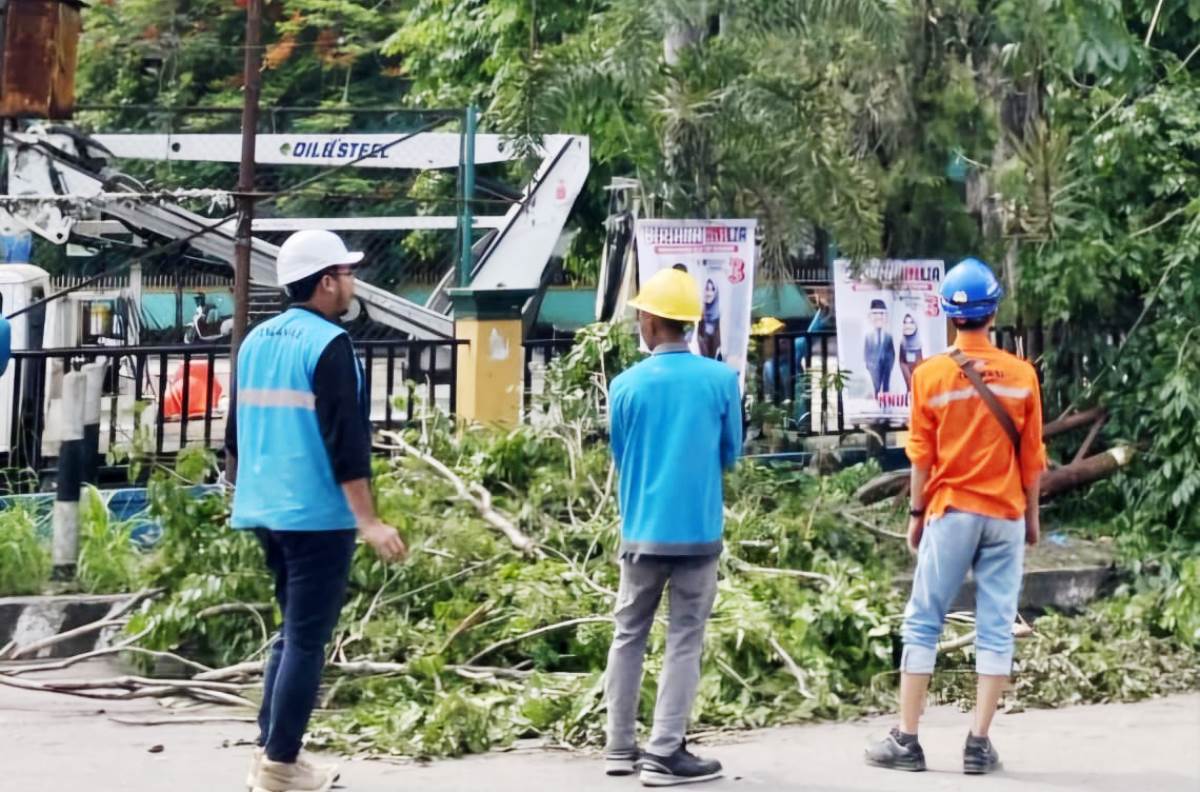 Gerak Cepat PLN Pulihkan Listrik Pasca Angin Puting Beliung di Muara Enim Sumatera Selatan