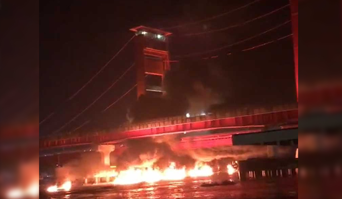 Astaga! Kapal Jukung Meledak dan Terbakar di Sungai Musi, Usai Isi BBM di Dekat Jembatan Ampera