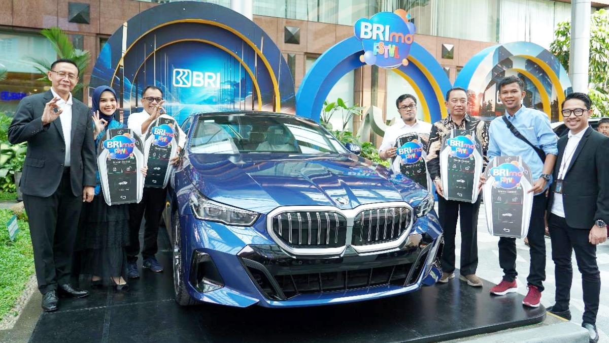 Apresiasi Nasabah Loyal, BRI Serahkan Hadiah BRImo FSTVL 2024 kepada Para Pemenang