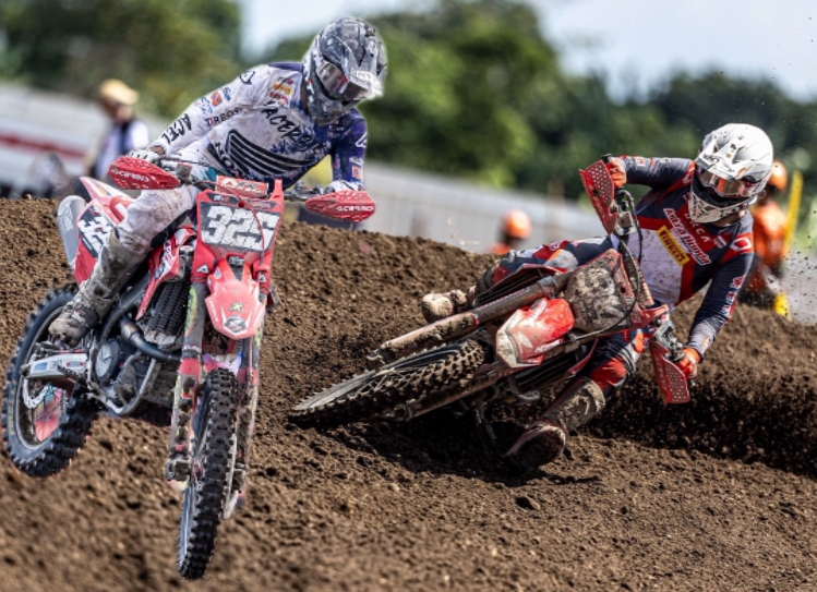 2 Crosser Astra Honda, Delvintor Alfarizi dan Arsenio Algifari, Tuntaskan Perjuangan Raih Poin di MXGP Lombok