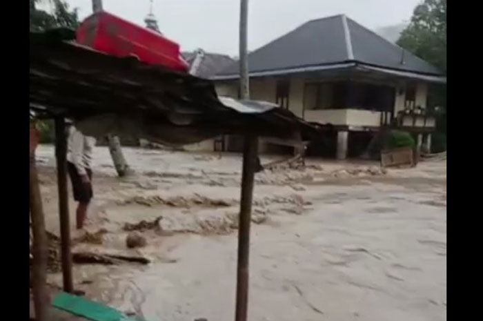 Banjir Bandang di Kecamatan Jarai Lahat, Landa 2 Desa  Rendam 200 Rumah Warga Ketinggian Air 1,5 Meter 