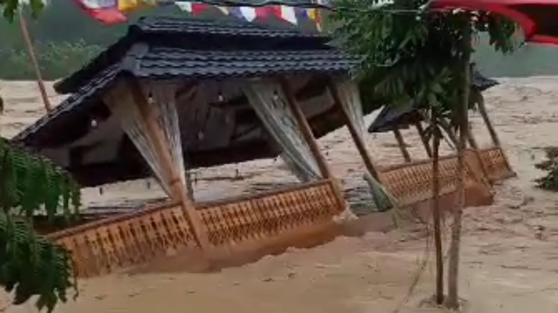  Update Kondisi Banjir Bandang di Jarai Lahat, Air Deras Hanyutkan Podok Lesehan    