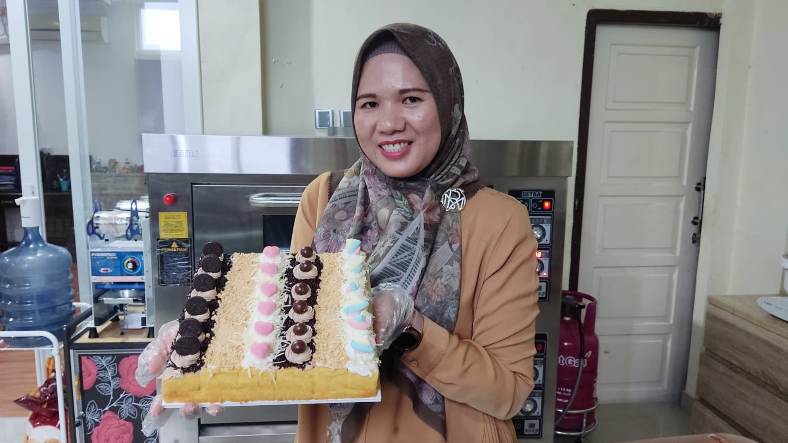 Bolu Hias Tiga Topping Cantik dan Memikat Lidah