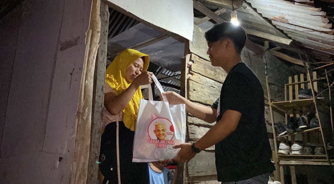 Masyarakat Kurang Mampu dapat Paket Sembako dari Relawan Ganjar Milenial Center Sumsel 