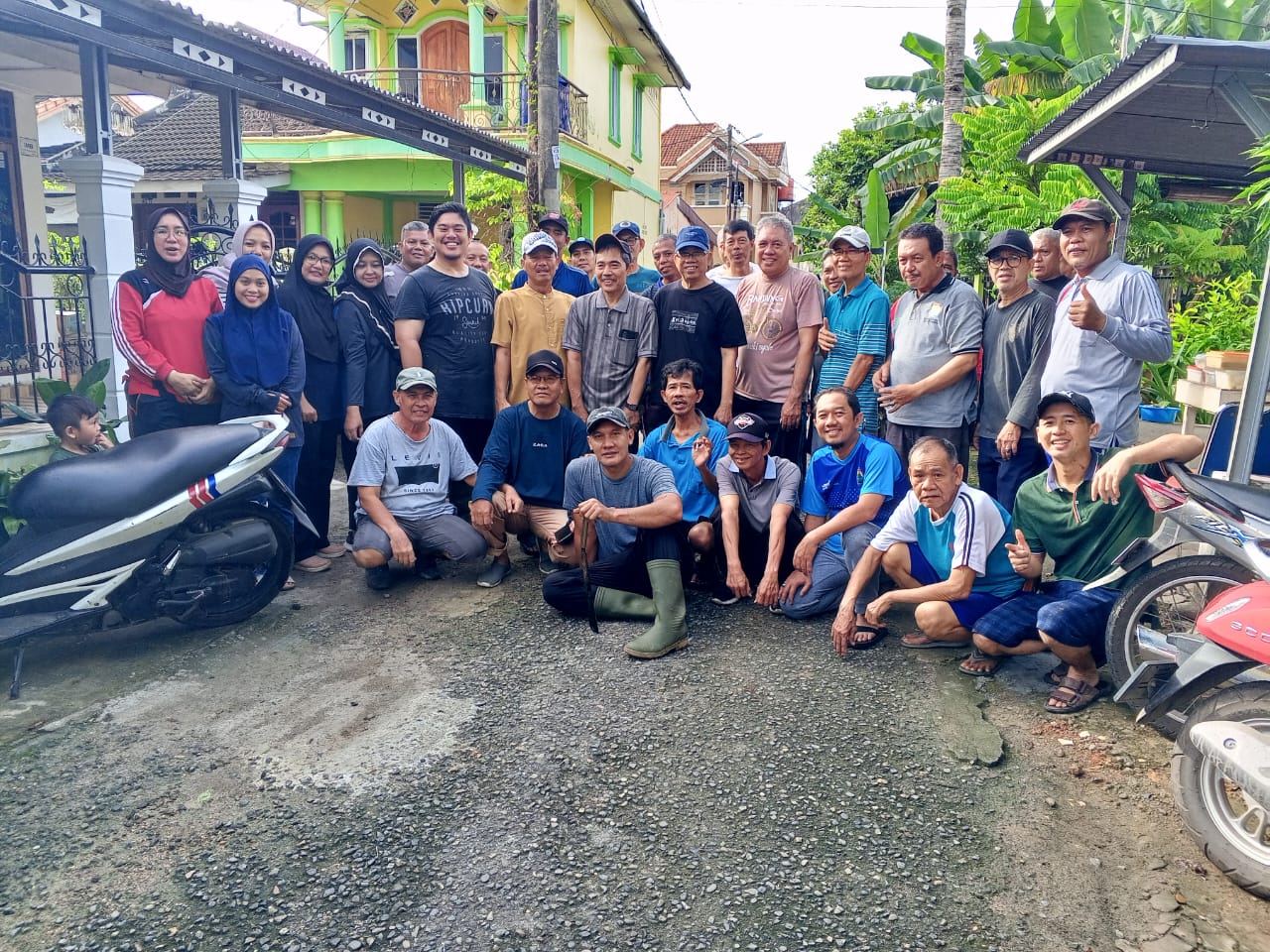 Lurah Sukarami dan Warga Gotong Royong Bersihkan Parit Sebagai Langkah Cegah Banjir Kembali Terjadi