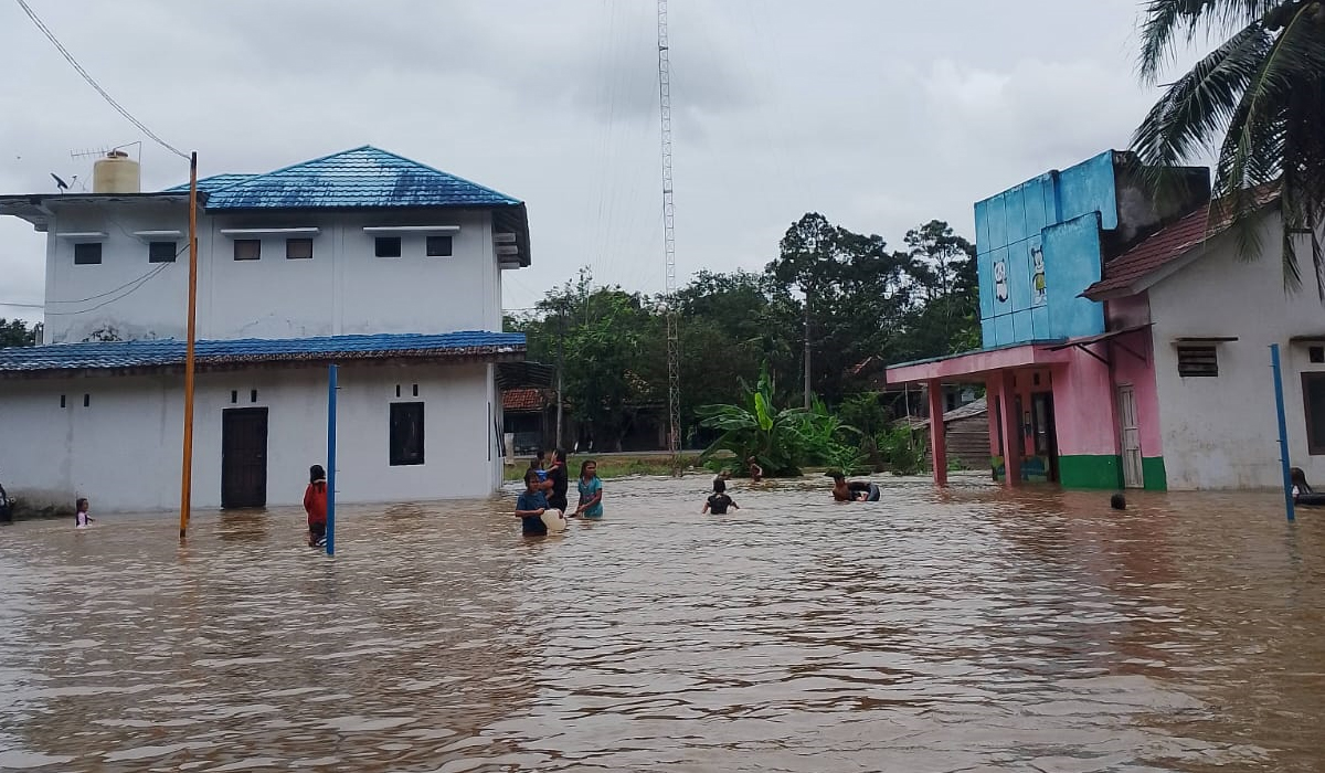 Anak-anak Desa Lais Muba Sulap Bencana Banjir Jadi Objek Wisata Dadakan 