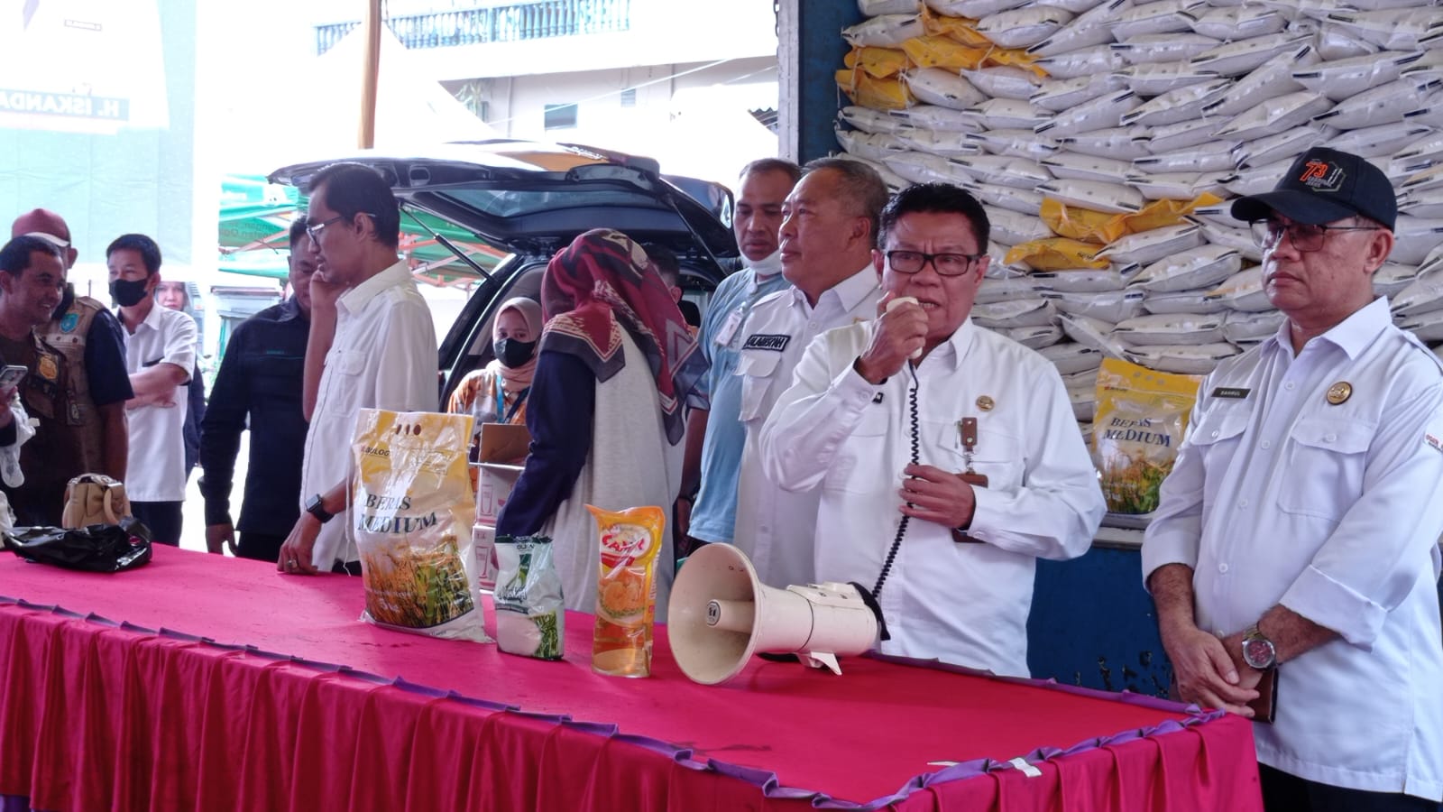 Tekan Inflasi, Pemkab OKI-Bulog Tebar 10 Ton Beras Murah 