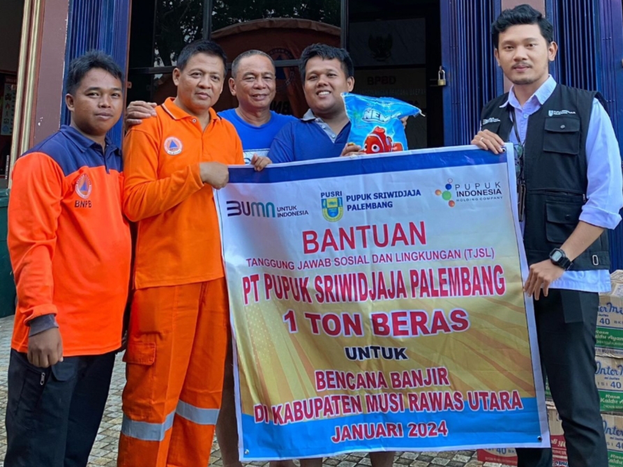 Pusri Serahkan Bantuan 1 Ton Beras untuk Korban Banjir Musi Rawas Utara