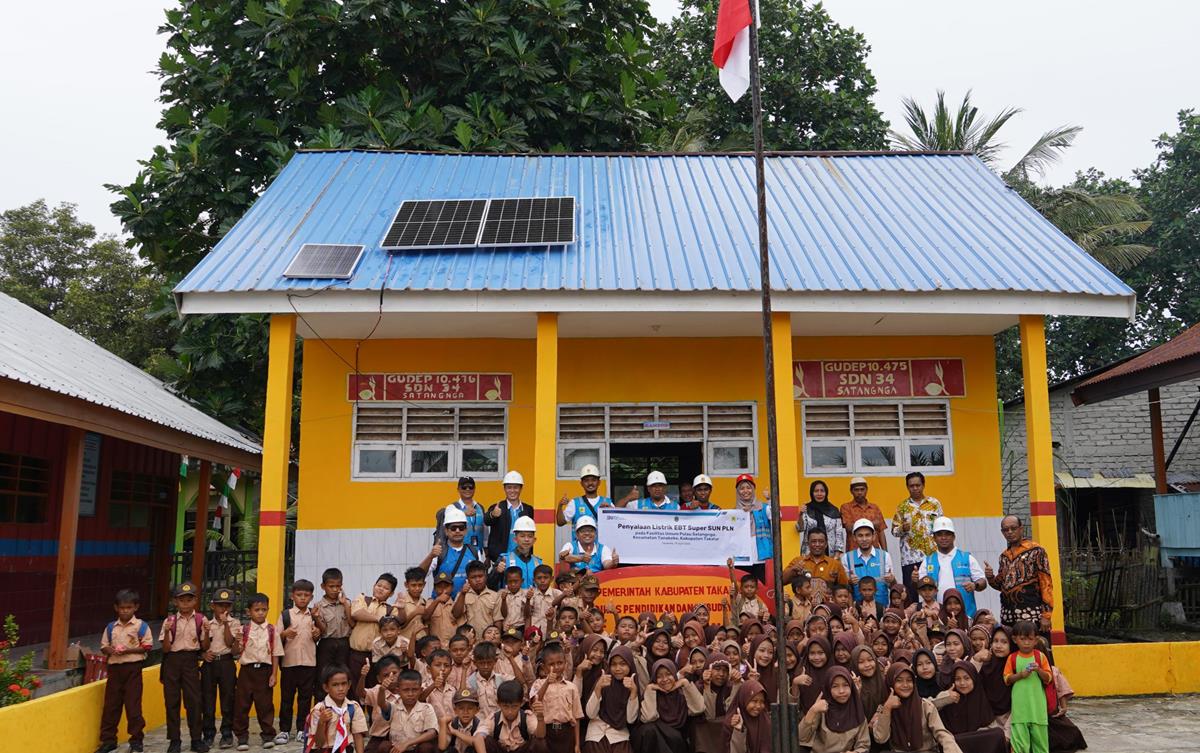 Listrik SuperSUN Hadir di Pulau Satangnga, Hidupkan Denyut Kehidupan Warga