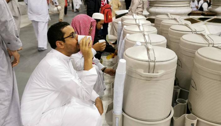 Adab dan Doa Ketika Meminum Air Zamzam Menurut Penjelasan Ustaz Abdul Somad 