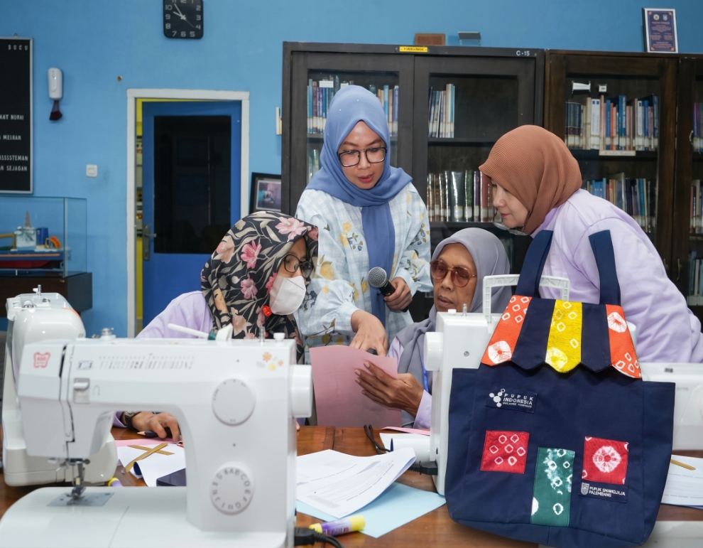 Pusri Gelar Pelatihan Keterampilan Menjahit Kampung Sehati, Wujudkan Ekonomi Sirkular Warga Sekitar