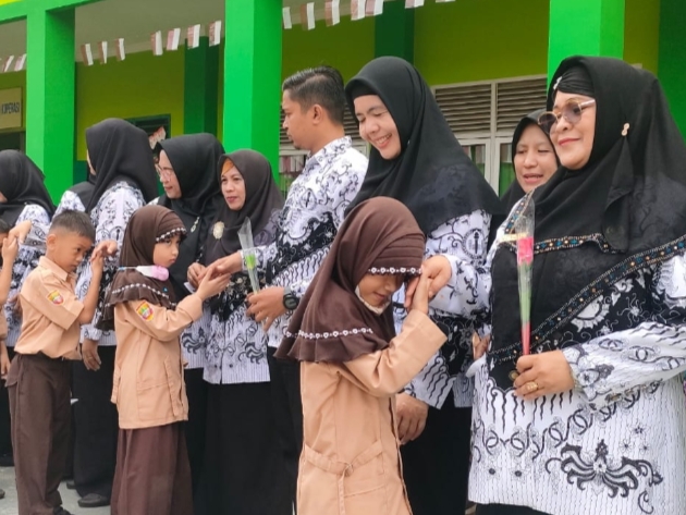 Tanda Cinta Kasih Siswa, MIN 1 Kota Palembang Peringati Hari Guru