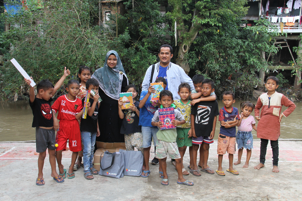 Donasi Buku dari Karyawan XL untuk Anak Pinggiran Sungai