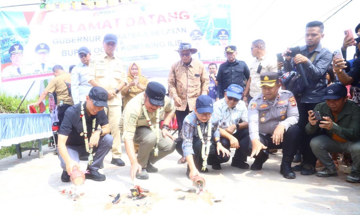Gubernur Herman Deru Tinjau Air Sugihan, Resmikan Jalan Pasar Sungai Baung Hasil CSR PT OKI Pulp