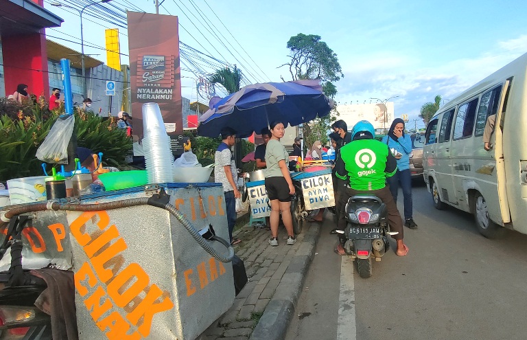 LAPOR PAK! Pedagang Trotoar PTC Bikin Macet Jalan R Soekamto