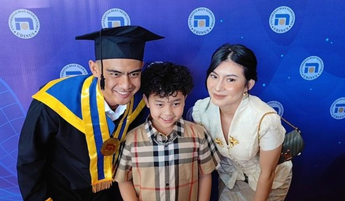 Siapa Sosok Wanita Cantik yang Dampingi Pratama Arhan Saat Wisuda?
