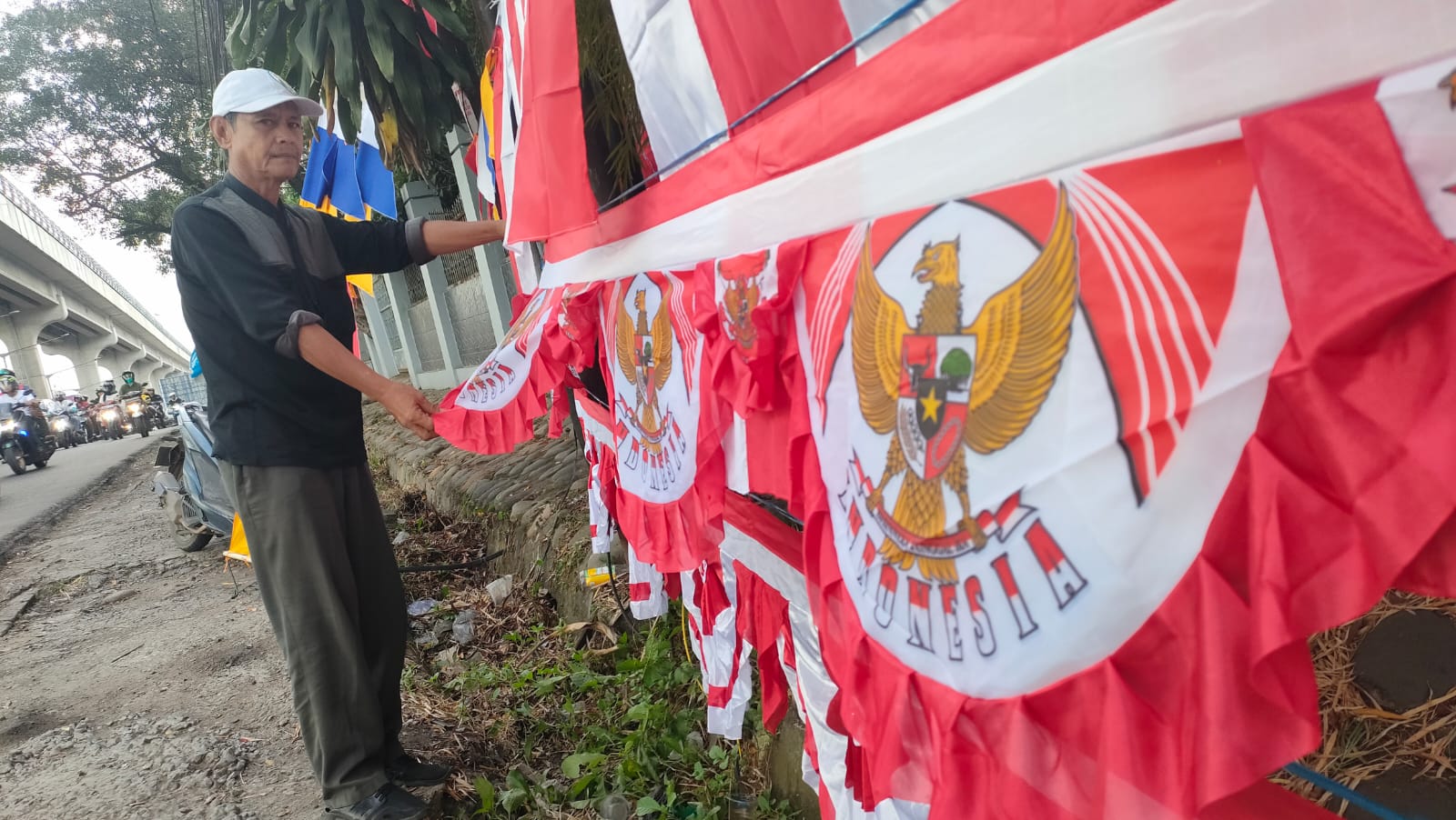 Jelang Peringatan HUT RI 17 Agustus, Pedagang Bendera Mulai Ramai di Pinggir Jalan, Segini Harganya
