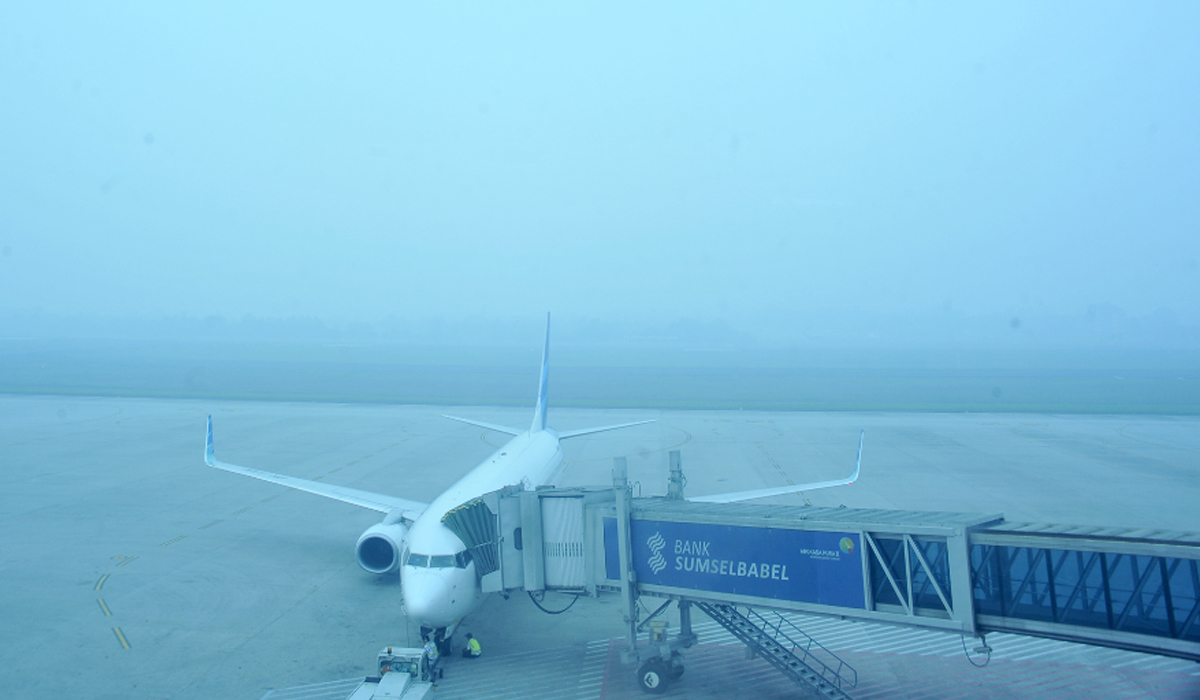 Kabut Tebal Ganggu Penerbangan di SMB II, Jarak Pandang Hanya 800 Meter 