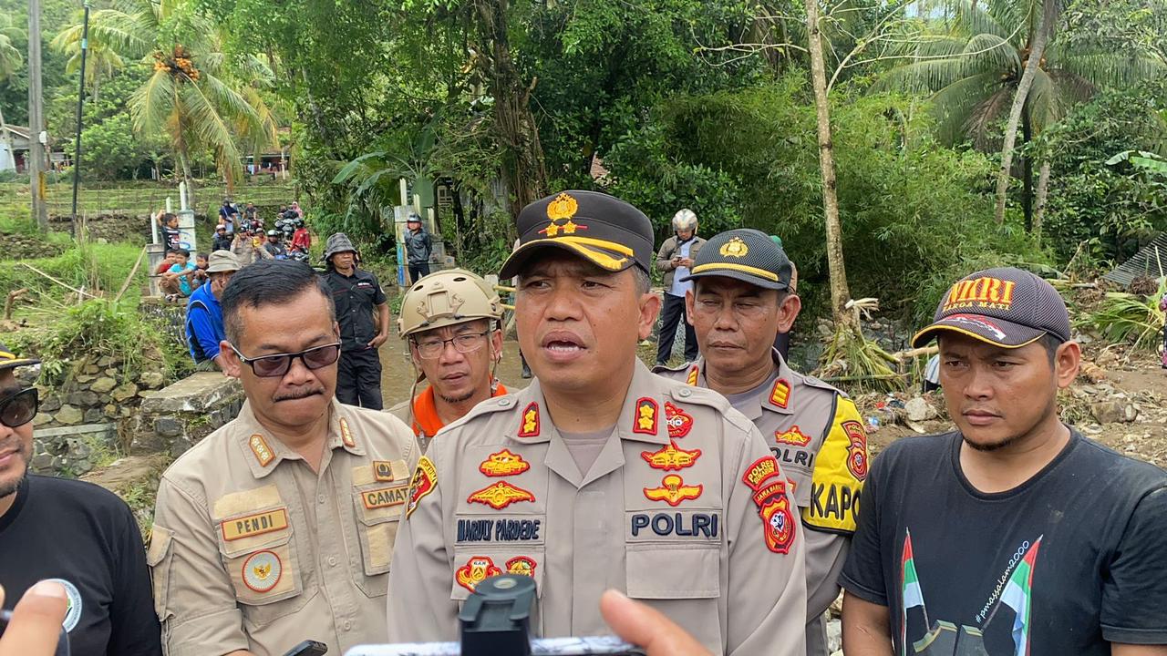 Kapolres Sukabumi Cek Wilayah Terdampak Banjir, Minta Akses Jalan Segera Diperbaiki