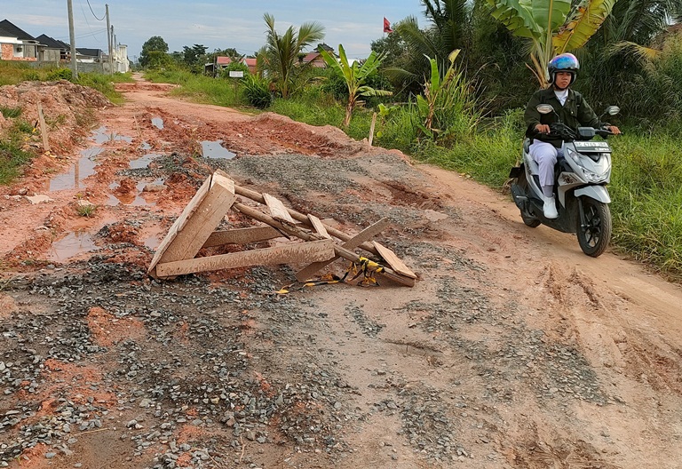 LAPOR PAK! Jalan Karya Baru Tambah Bonyok