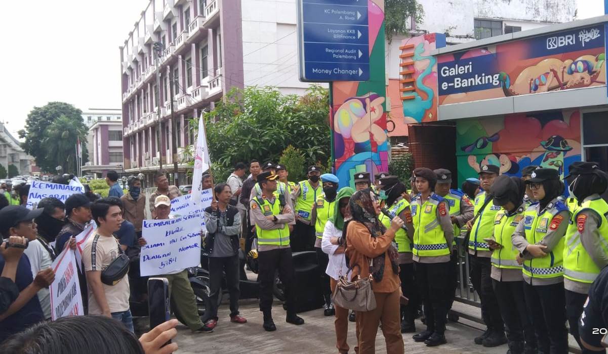 Puluhan Massa Demo Kanwil BRI Palembang, Tuntut Pertanggungjawaban Lenyapnya Uang Nasabah