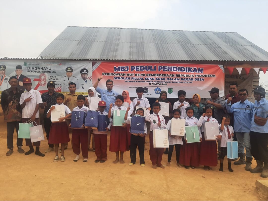 Penuh Keceriaan, PT MBJ Gelar Upacara HUT RI ke-78 Bersama Anak SAD di SD Filial Pagar Desa