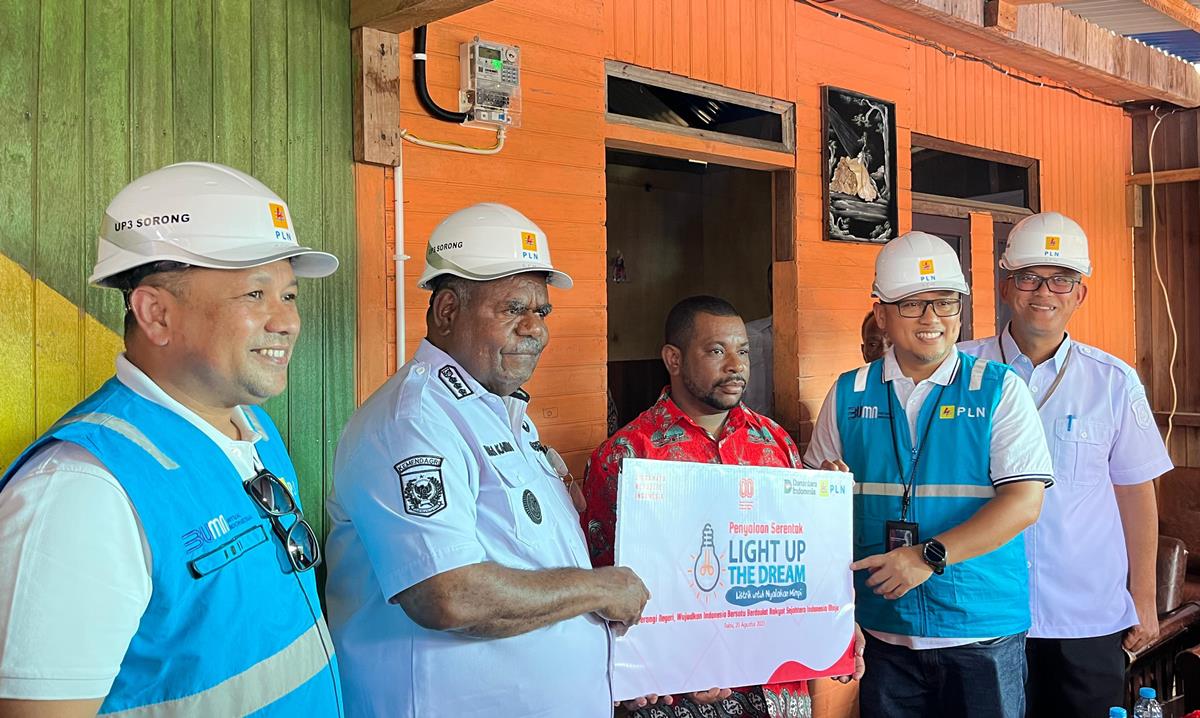Kado HUT RI, PLN Salurkan Bantuan Pasang Listrik Gratis 2.821 Keluarga Prasejahtera di Seluruh Indonesia