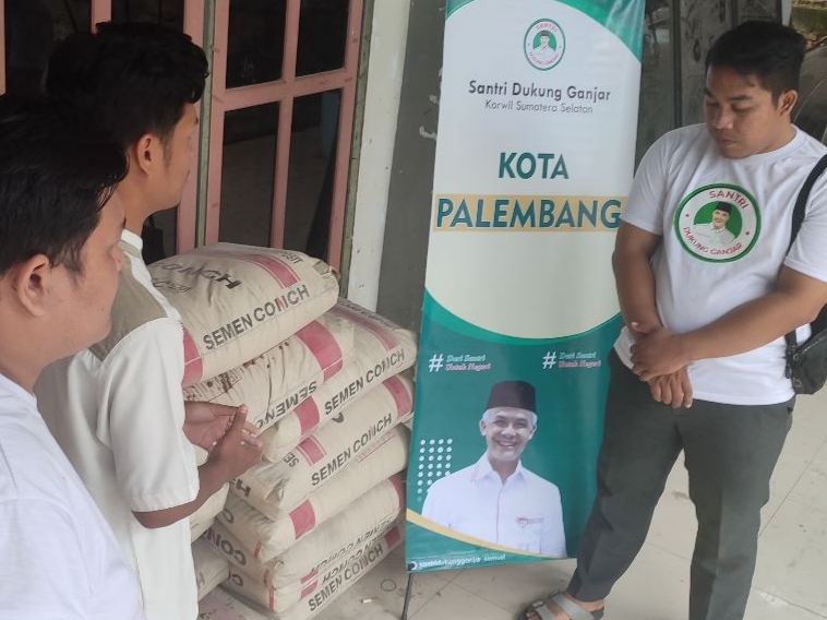 Sambangi Ponpes Abi Ummi, Santri Dukung Ganjar Sumsel Bawa Bantuan Bahan Bangunan