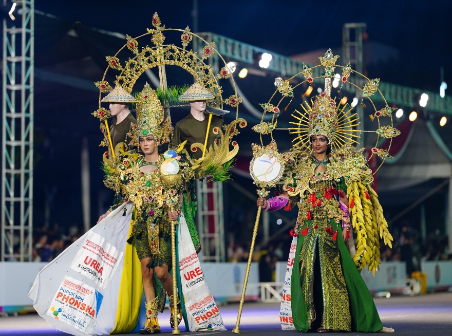 Artwear Berbahan Kantong Pupuk Pusri Tampil di Jember Fashion Carnaval 2024