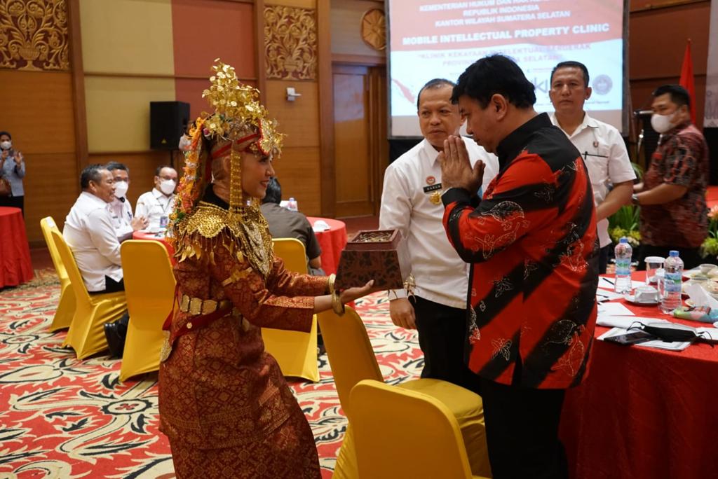 Staff Khusus Menkumham Ajak Masyarakat Manfaatkan Pelayanan Mobile IP Clinic Kemenkumham Sumsel