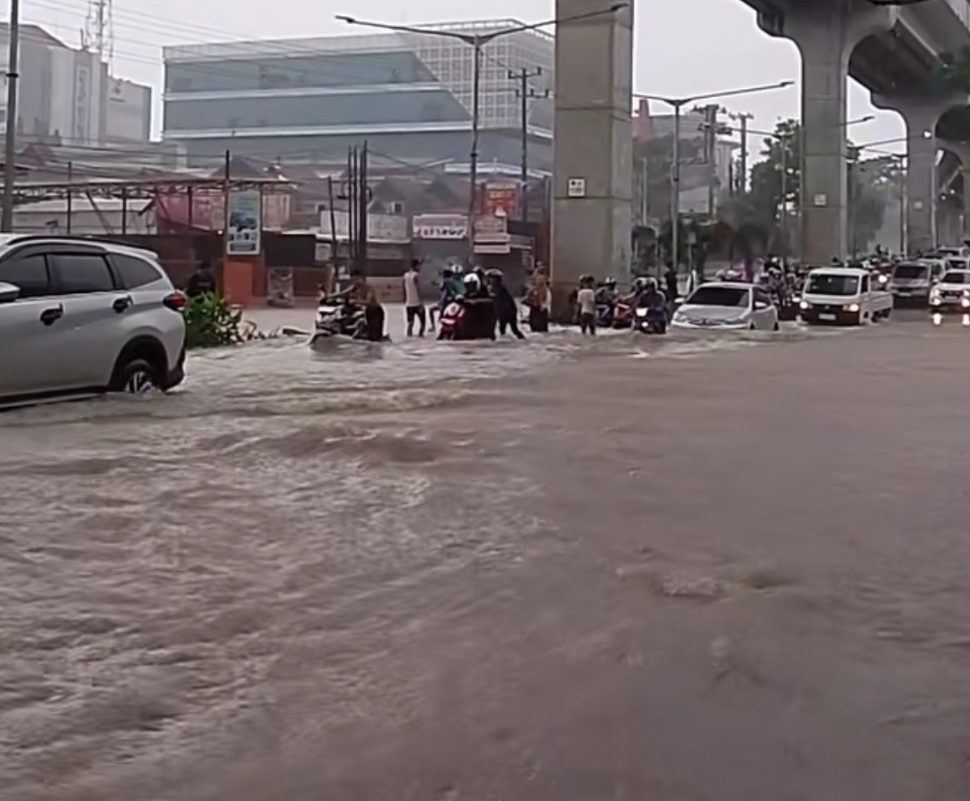 Palembang Banjir Parah 14 Mei 2024, Warganet Sindir PJ Walikota Ratu Dewa dan Balihonya, Apa Solusinya!