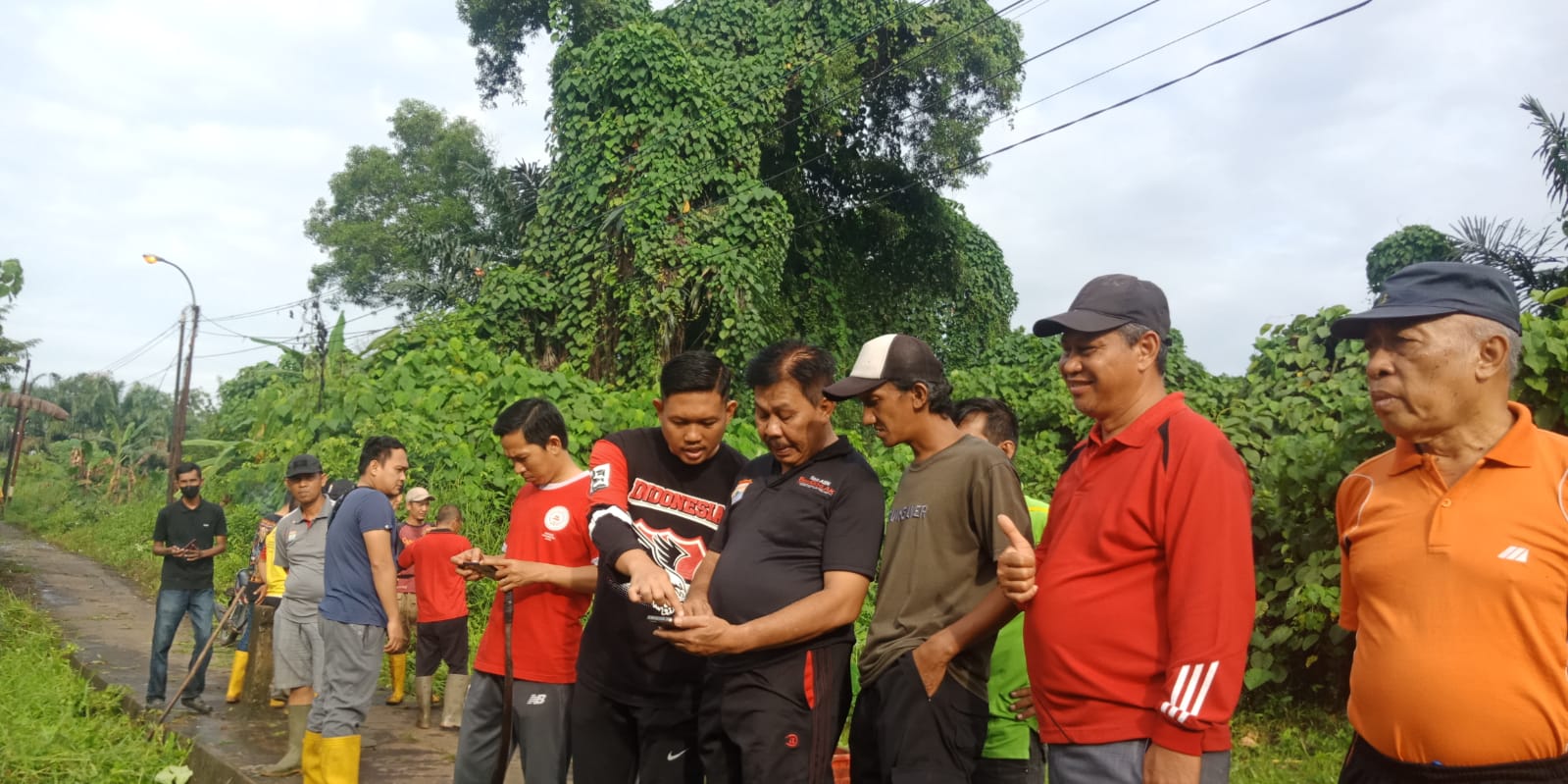 Pemicu Banjir,  Camat dan Lurah Sukarami Bersama Warga Sukarela Kompak Bersihkan Rawa Milik PT Pusri