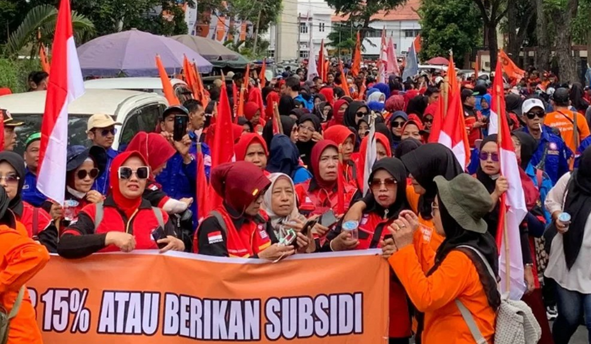 Tangis Ratusan Buruh Pecah Saat Demo di Depan Kantor Gubernur Sumsel, Minta Elen Setiadi Revisi UMSP 2025