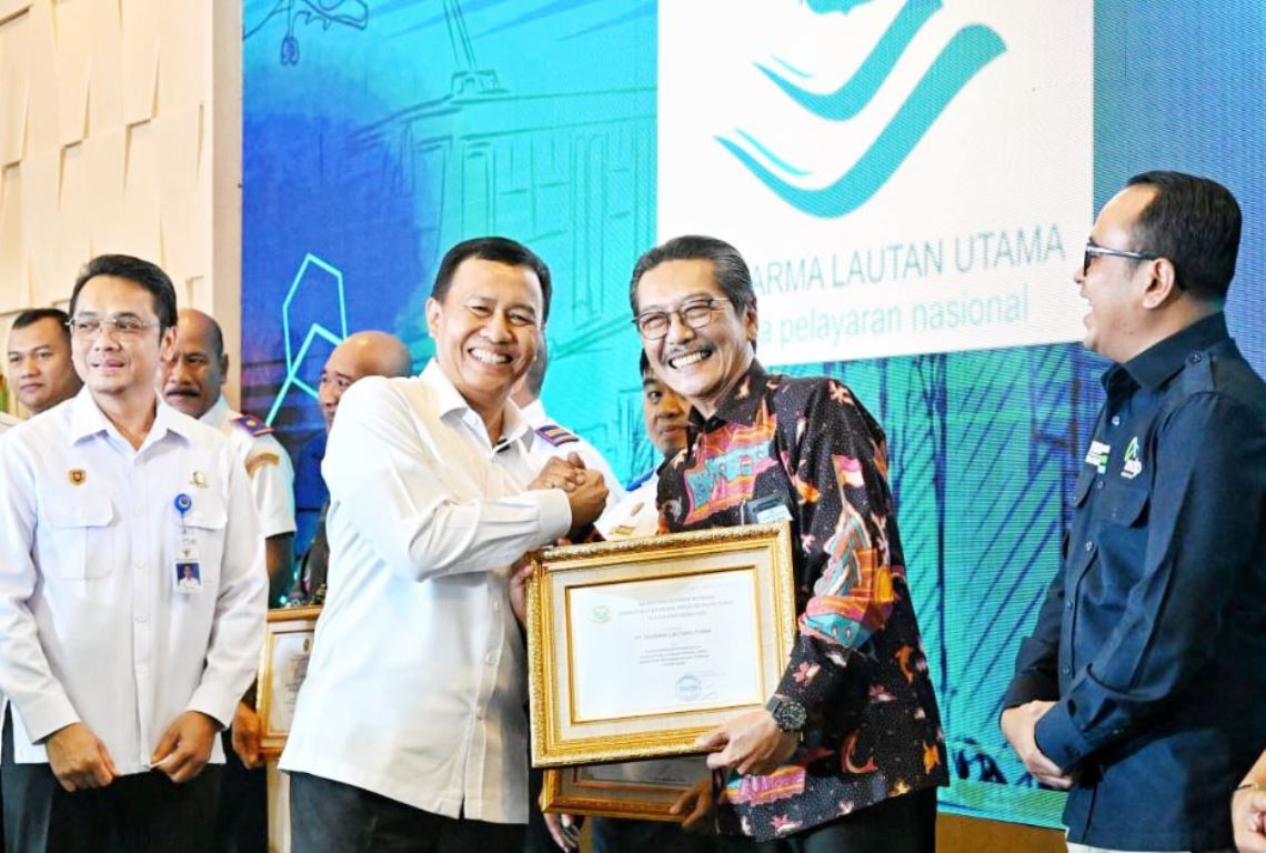 Dharma Lautan Utama Raih Penghargaan Operator Penyeberangan Terbaik Nasional