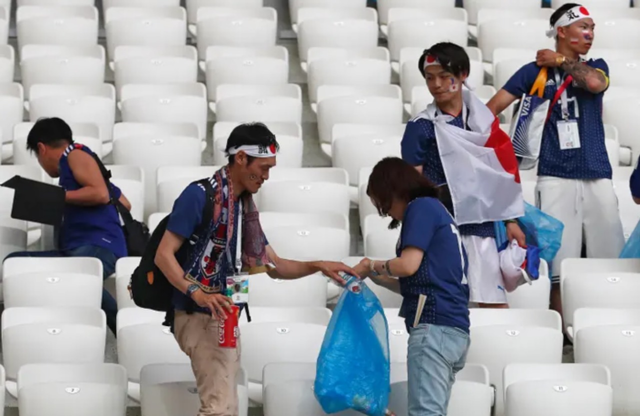 Unik Supporter Jepang Bersihkan Sampah Usai Laga Jepang Vs Jerman