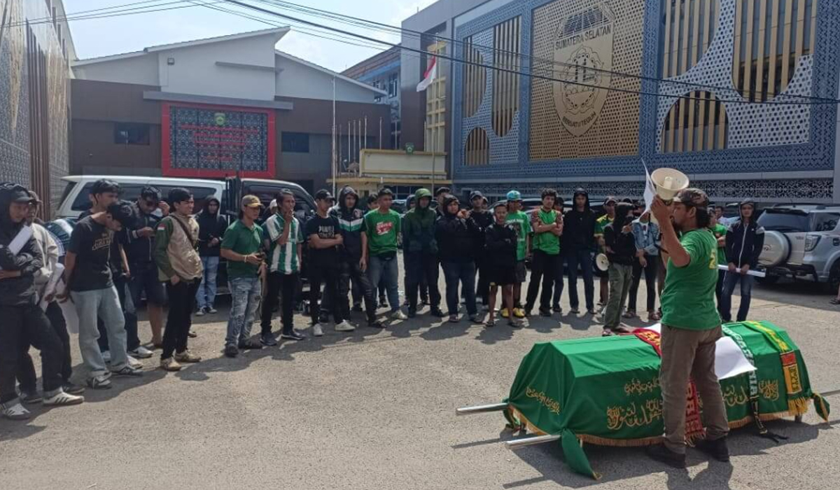 Suporter Sriwijaya FC Bawa Keranda Jenazah ke Pemprov Sumsel, Ungkap 5 Persoalan Utama Klub