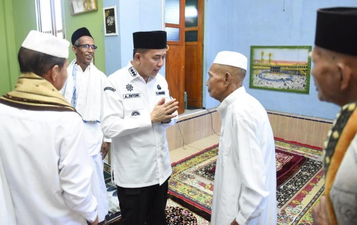 Jemaah Masjid Istiqomah Tanjung Dalam Sangat Senang, Terima Bantuan Uang Tunai dari Orang Nomor 1 di Sumsel