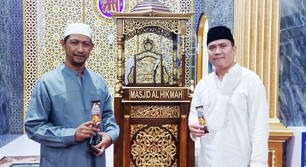 Ramadan Penuh Berkah di Masjid Al Hikmah, Interbis Bagi-bagi Biskuit Gratis, Bikin Jemaah jadi Senang 