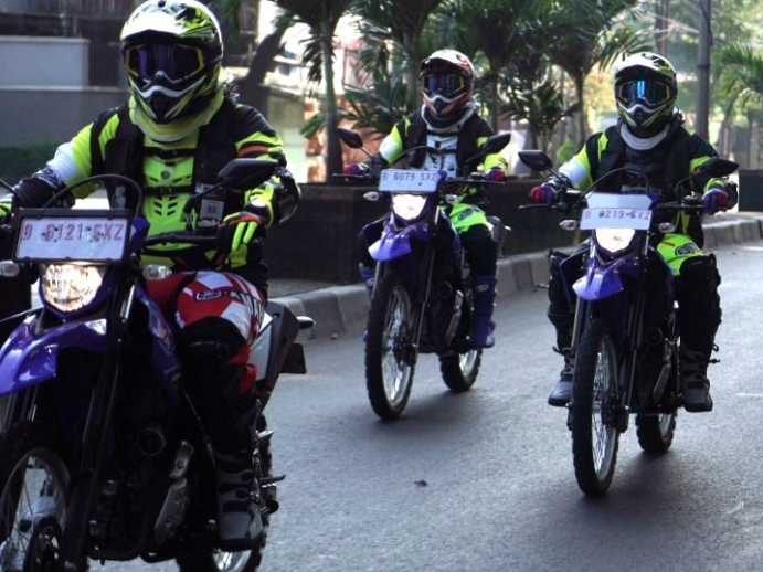 6 Tips Aman dan Nyaman Berkendara Motor Trail sebagai Kendaraan Harian 