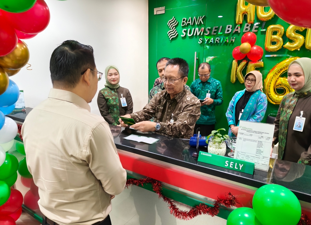 Komisaris dan Direktur Kepatuhan Bank Sumsel Babel Layani Langsung Nasabah di Kantor Cabang  Syariah Palembang